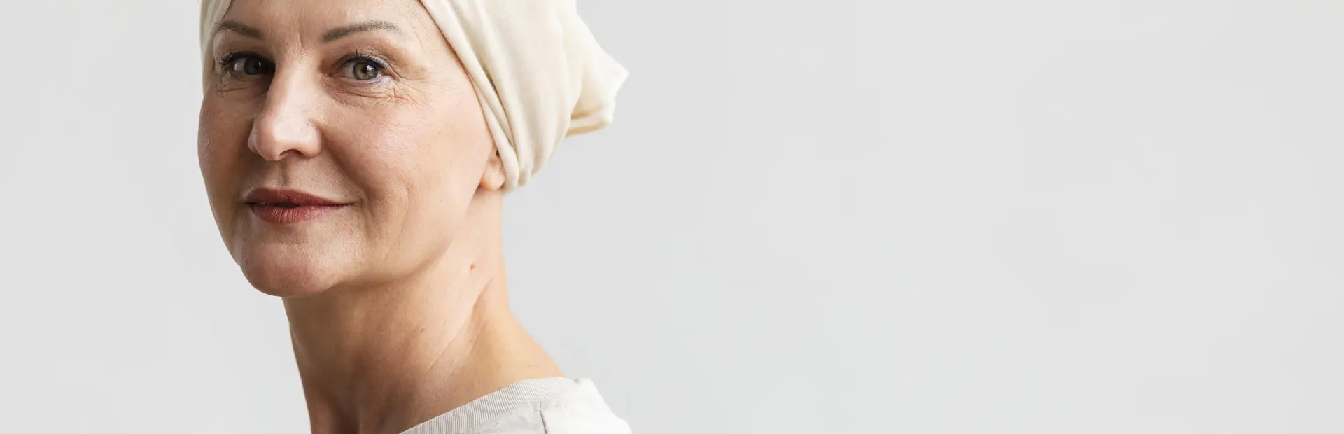 reatrato de mujer de mediana edad con cancer vestida de blanco image_0