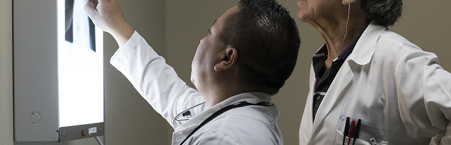 Médicos examinando imágenes