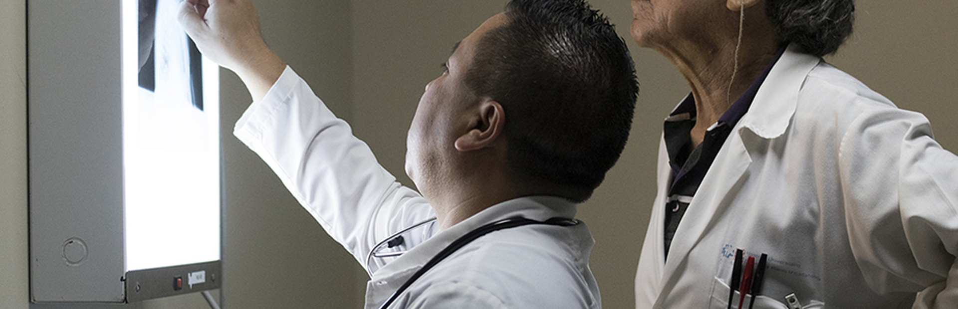 Médicos examinando imágenes