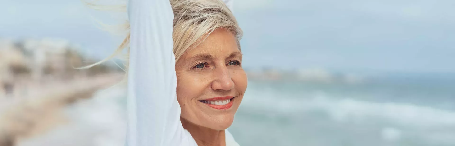 Mujer sonriendo en la playa