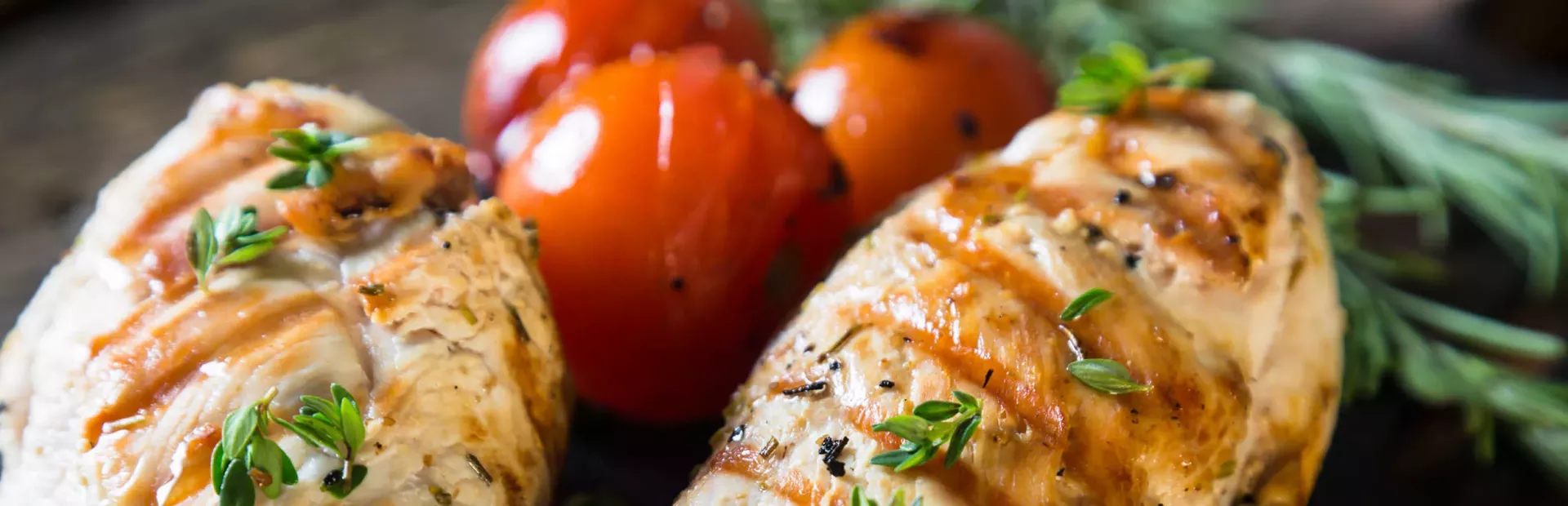 Imagen de un plato con salmón y tomates