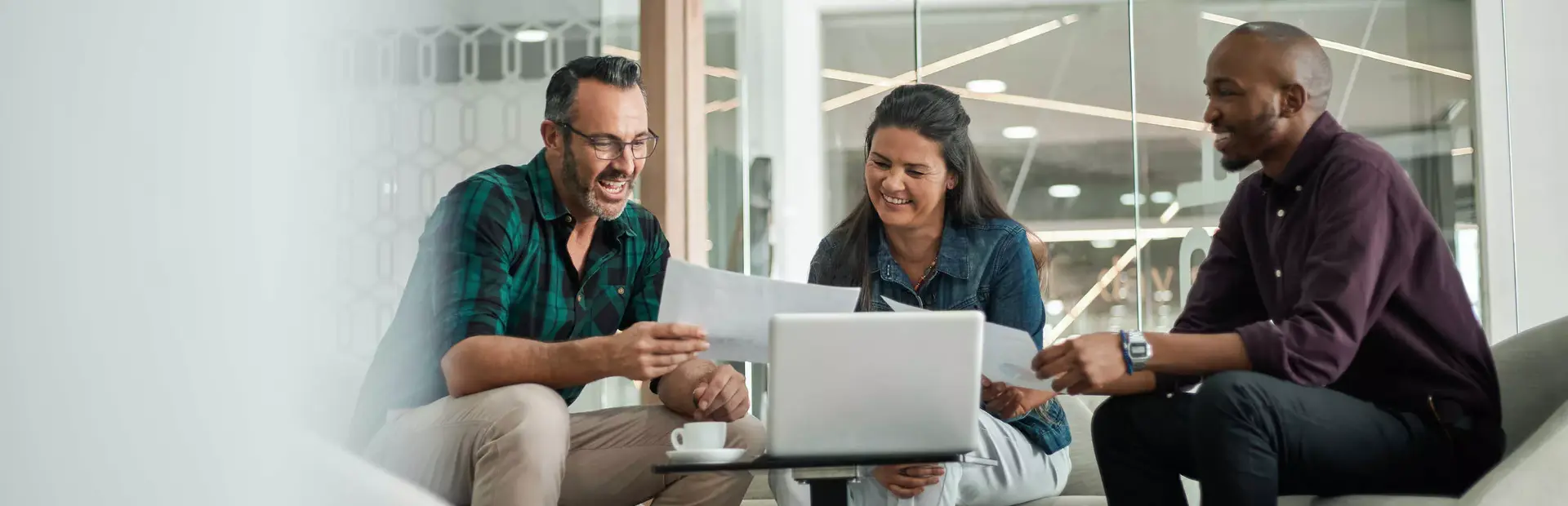 Trabajadores riendo en la oficina