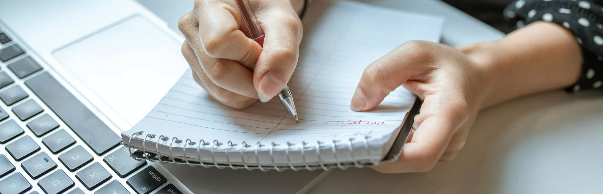 Persona escribiendo en cuaderno