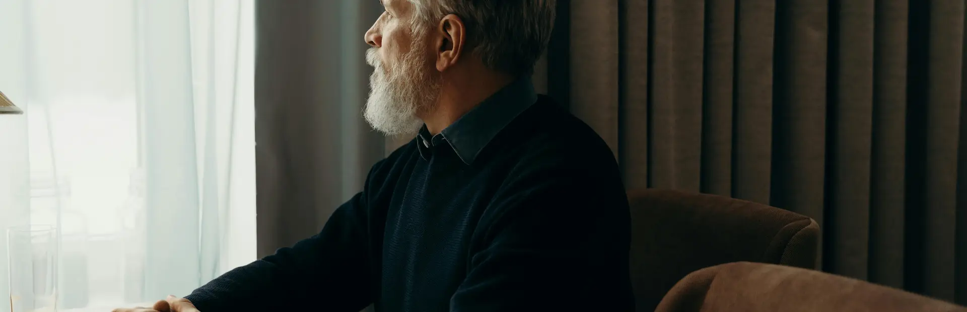 Hombre mirando por la ventana