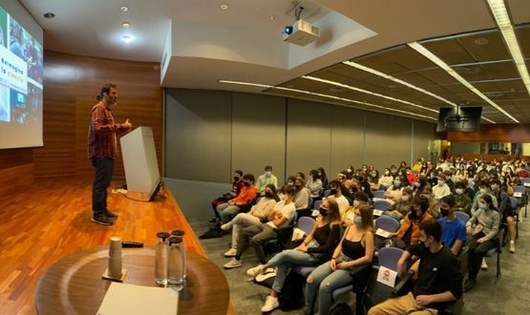 Selfie de Big Van Ciencia con alumnos