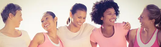 Amigas riendo abrazadas 