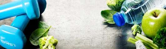 Mancuernas, manzana, agua