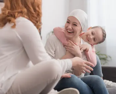 Mujer con cáncer riendo con su hija
