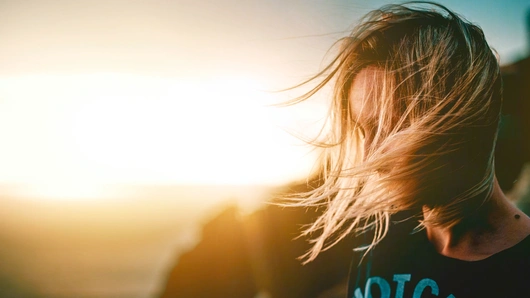 Mujer con el pelo al aire