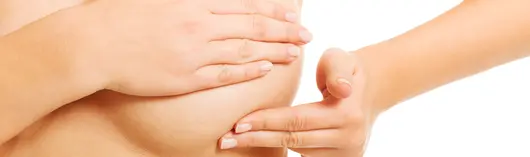 mujer tocándose el pecho con dos dedos