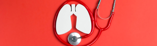 Pulmones de papel dentro de un estetoscopio rojo