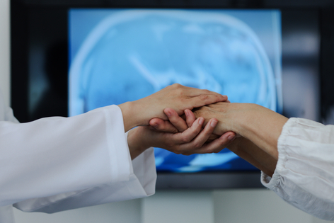 Un médico y un paciente estrechándose la mano