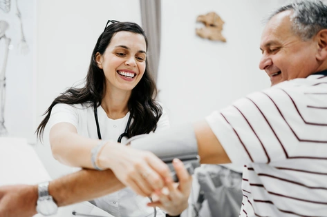 Enfermera midiendo la presión arterial de un paciente