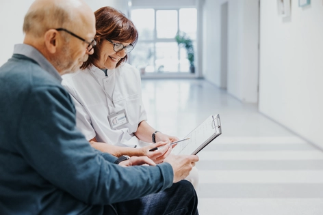 Médico y paciente hablando