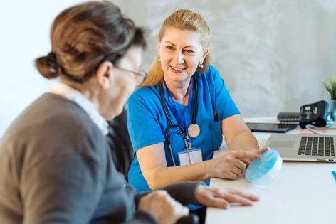 Paciente y señora en consulta