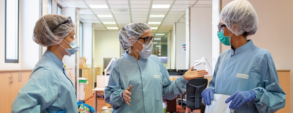 Profesionales sanitarios conversando en el hospital