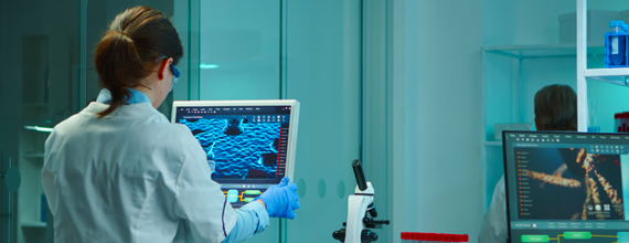 Una investigadora observa información en un dispositivo de un laboratorio