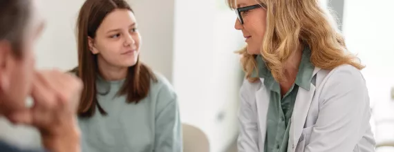 Paciente joven conversando con doctora