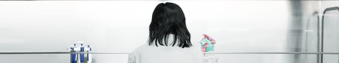 Científica de Novartis trabajando en laboratorio