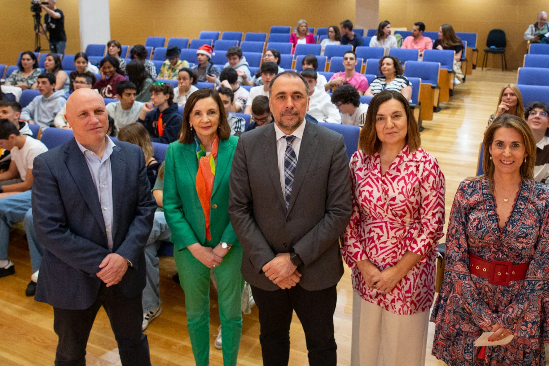 En el centro de la imagen, el conselleiro de Sanidad, Julio García Comesaña, junto con el resto de autoridades participantes.