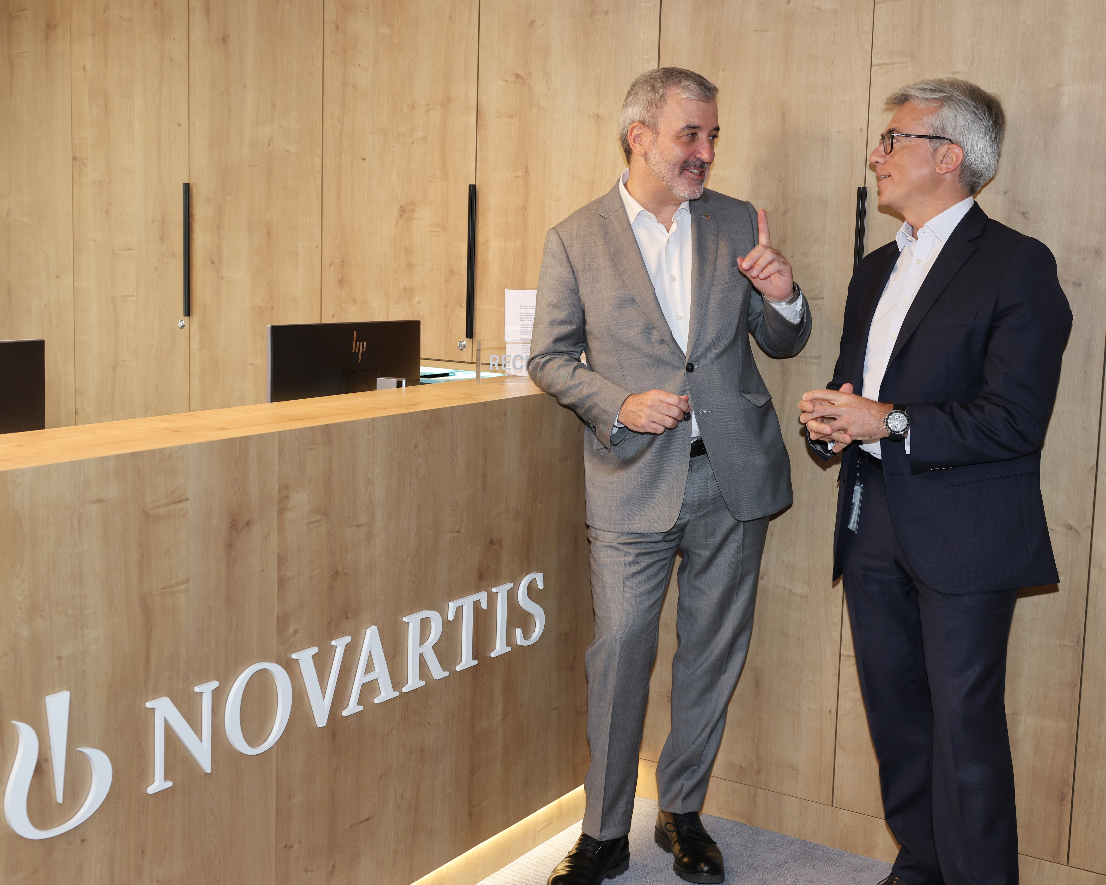 El alcalde de Barcelona inaugura las nuevas oficinas de Novartis en la ciudad condal 