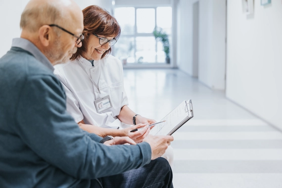 Médico con paciente