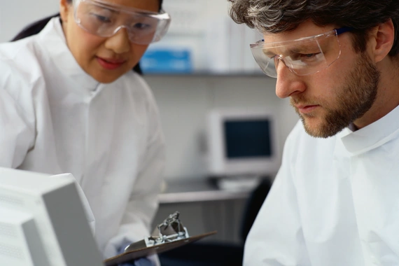 Científicos observando la computadora