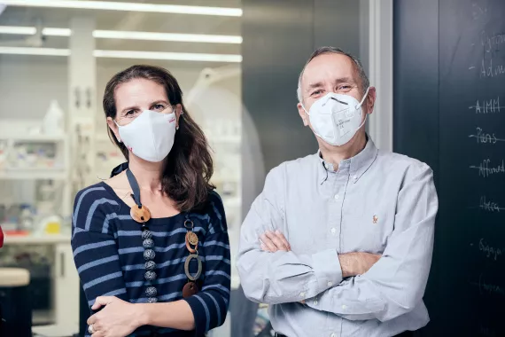 Trabajadores de Novartis con mascarilla