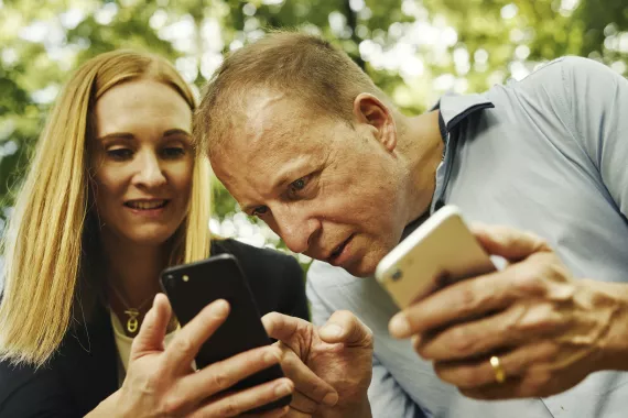 Pareja de adultos mirando el móvil