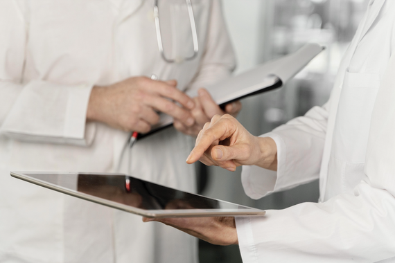 Doctores con tablet