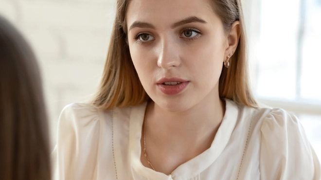 mujeres hablando en casa