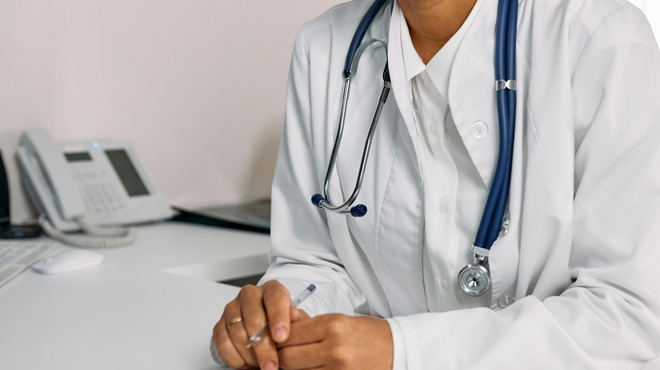 Doctora en consulta médica