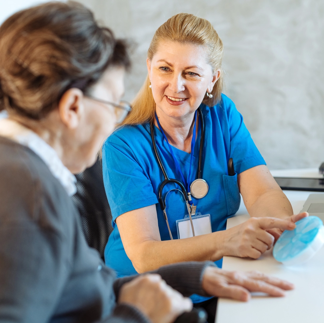 Paciente y señora en consulta