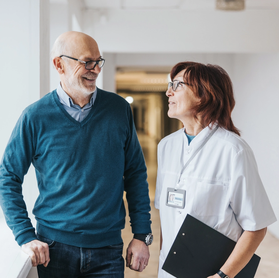 Paciente y doctora caminando