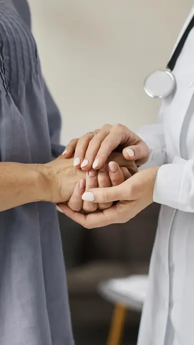 Paciente y médico de la mano