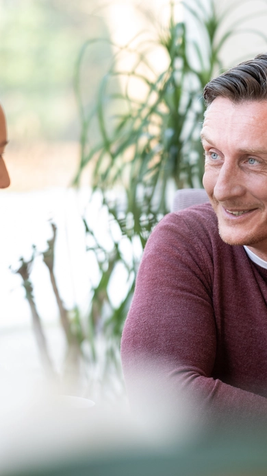 Dos personas conversando en un café