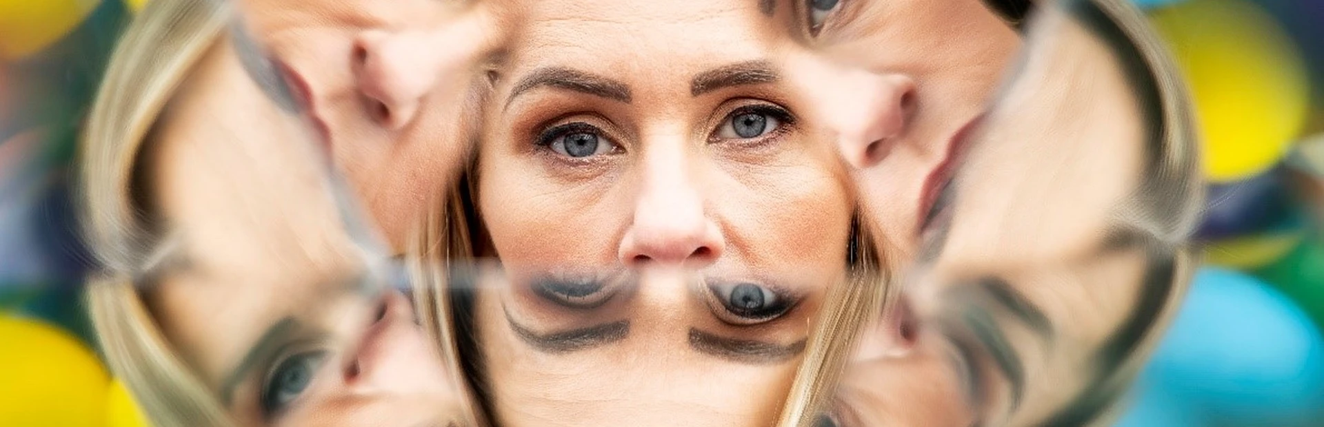 Photo of Evanne Ni Chullinn looking into mirrors 