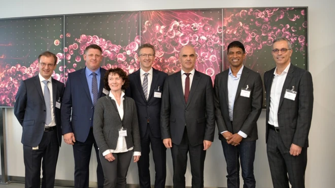 Group photo of Novartis Executives together with Federal Councillor Alain Berset in front of the Wall of Hope. Group photo of Novartis Executives together with Federal Councillor Alain Berset in front of the Wall of Hope.