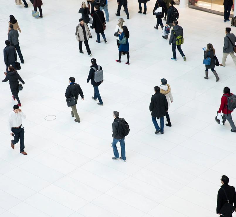 Persone che camminano su una piazza