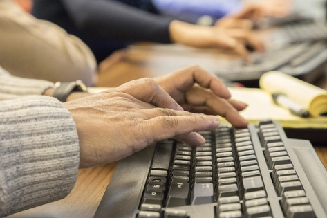 Mani su una tastiera del pc