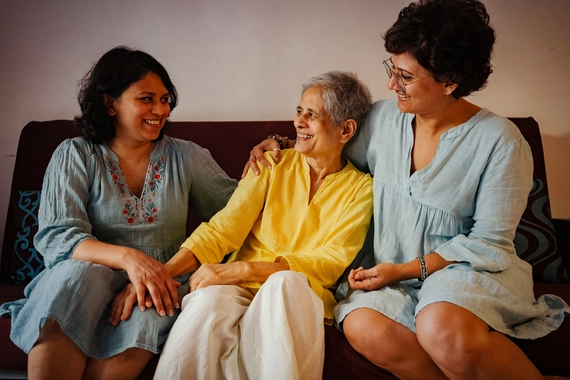 una famiglia che ride seduta sul divano