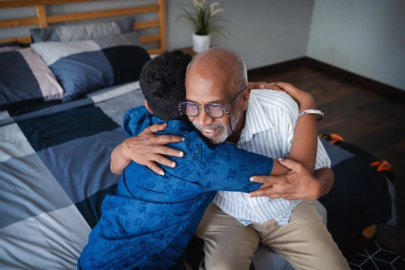 nonno che abbraccia nipote sul letto