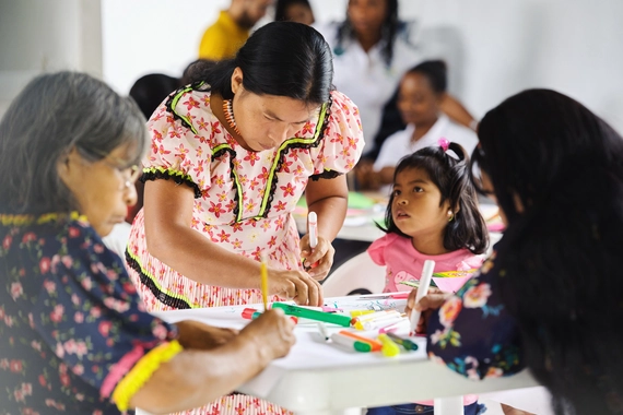 persone che colorano in una attività di gruppo