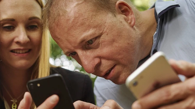 phone couple hero image