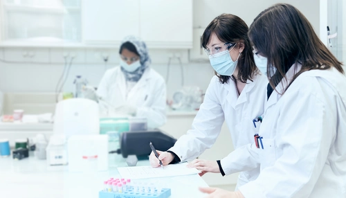 Profesional trabajando en laboratorio 