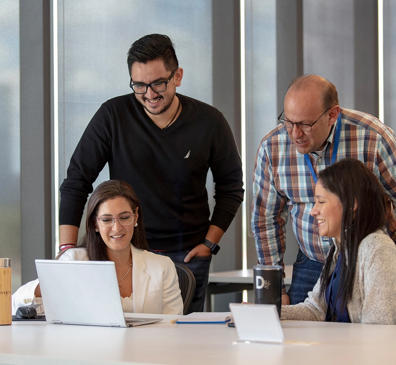 Personas hablando en una sala de juntas
