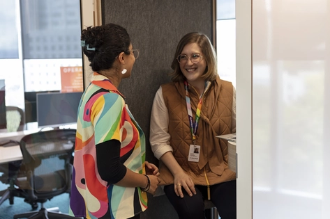 Personas hablando en la oficina