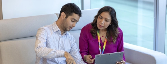Personas trabajando en la oficina