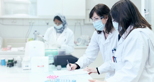 Profesional trabajando en laboratorio 