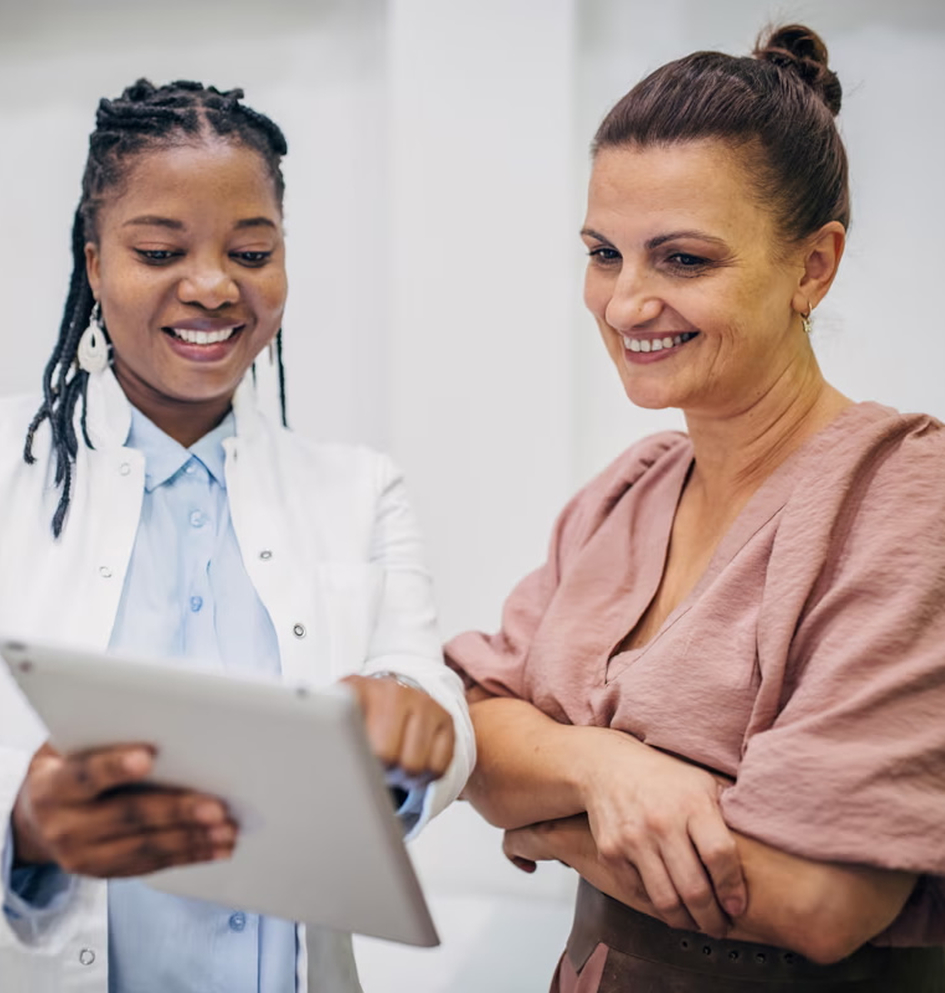 Arts met tablet toont informatie aan vrouwelijke patient
